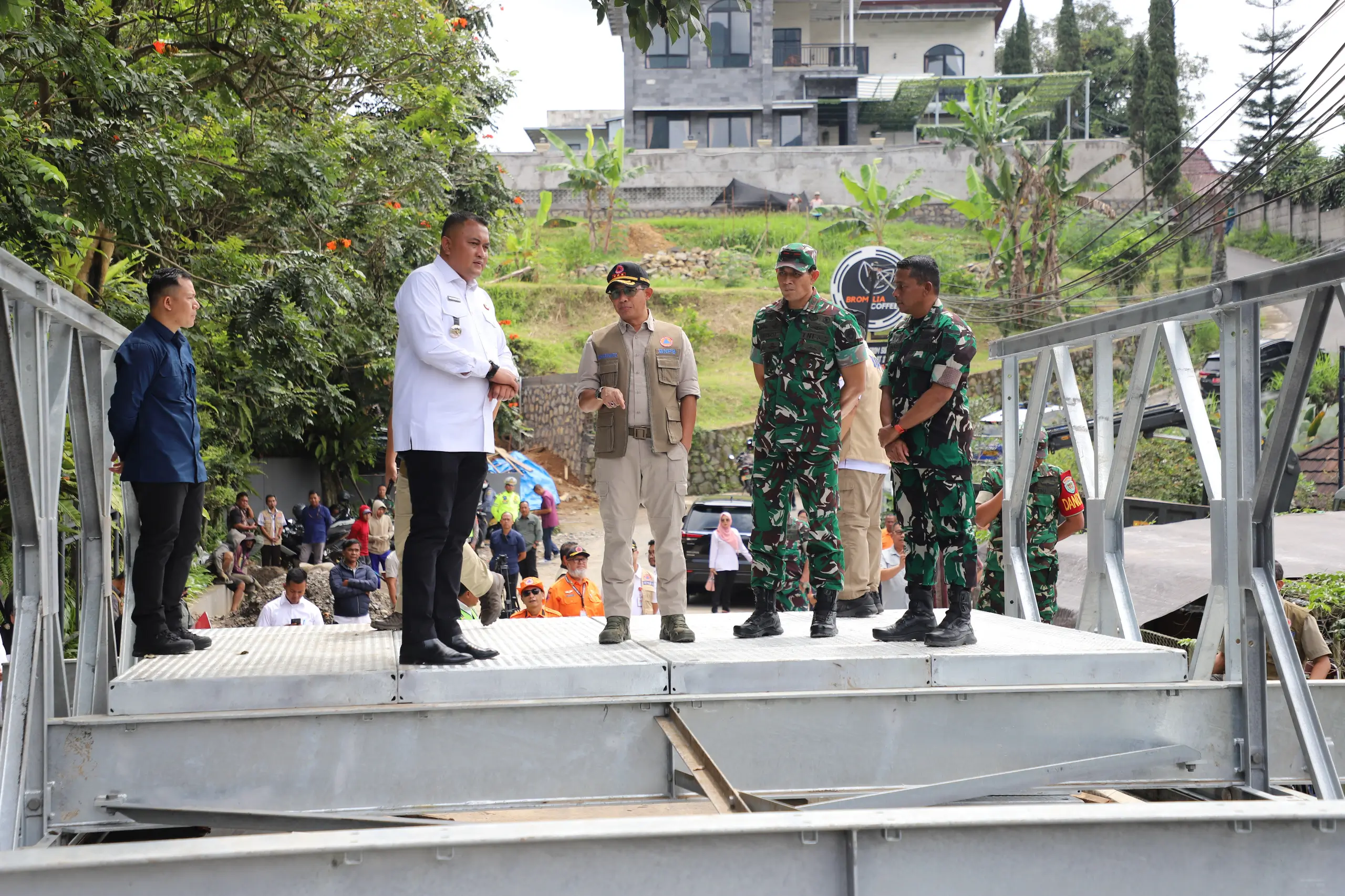 Kepala BNPB Tinjau Pembangunan Jembatan Bailey di Bogor dan Bekasi